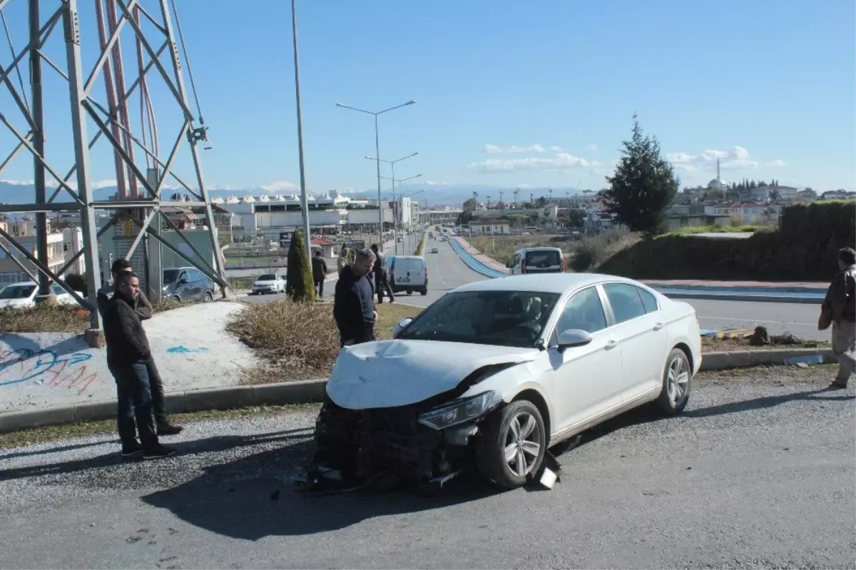 Manavgat\'ta Trafik Kazası: 3 Yaralı