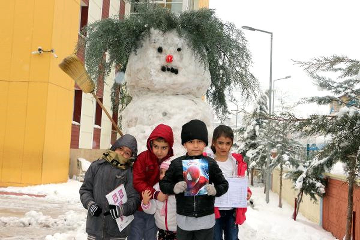 Okul Müdüründen Öğrencilere Karne Gününde \'Kardan Adam\' Sürprizi