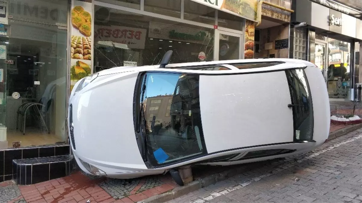 Otomobilin Kaldırıma Çıktığı Kazada Kendini Yere Atan Yaya Yaralandı