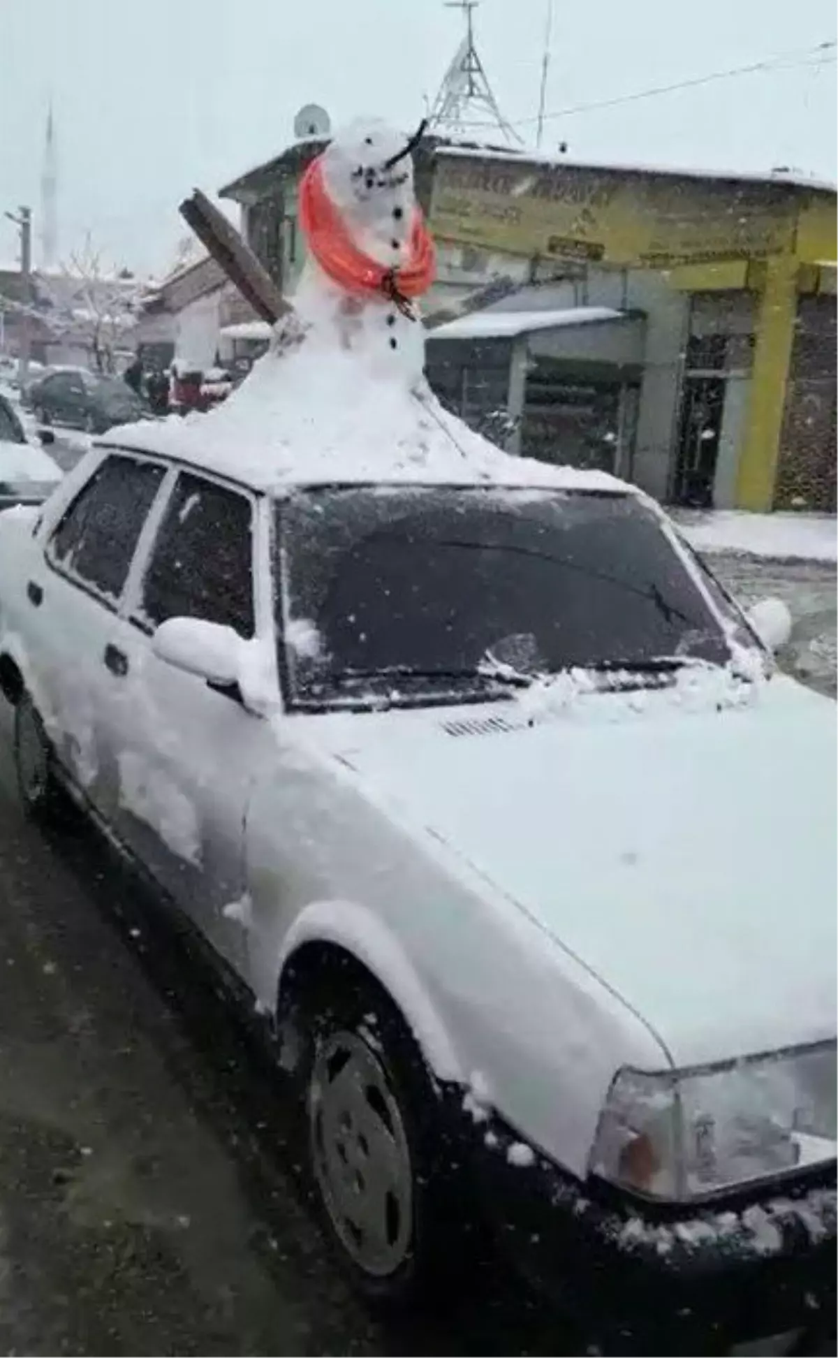 Otomobilinin Üzerine Kardan Adam Yapıp Trafiğe Çıktı