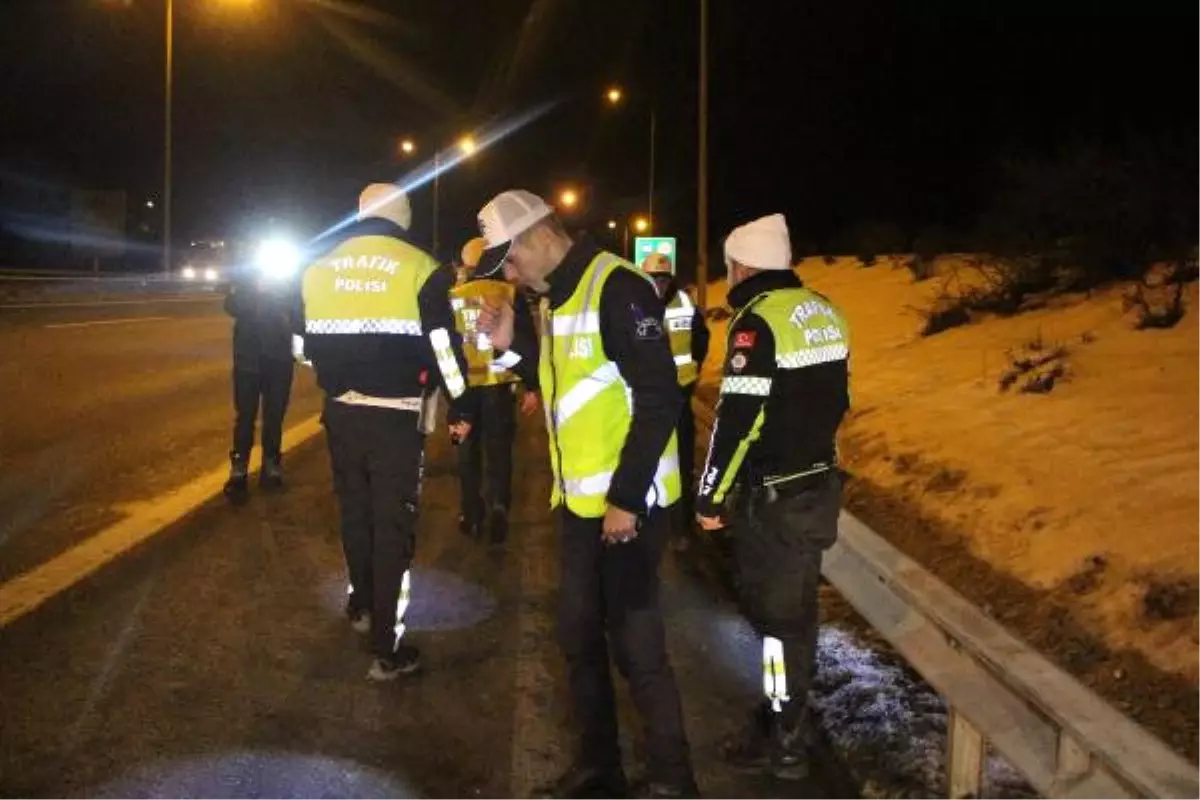 Polisin \'Dur\' İhtarına Uymayarak Kaçan Otomobildekiler, Yola \'Uyuşturucu\' Madde Attı