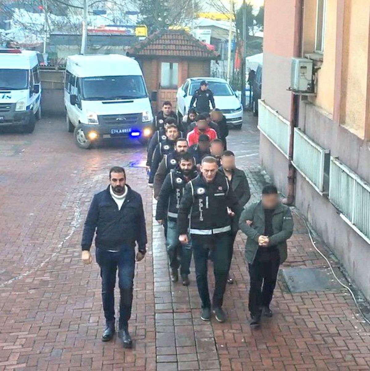 Tefecilik Operasyonunda 7 Zanlı Adliyede