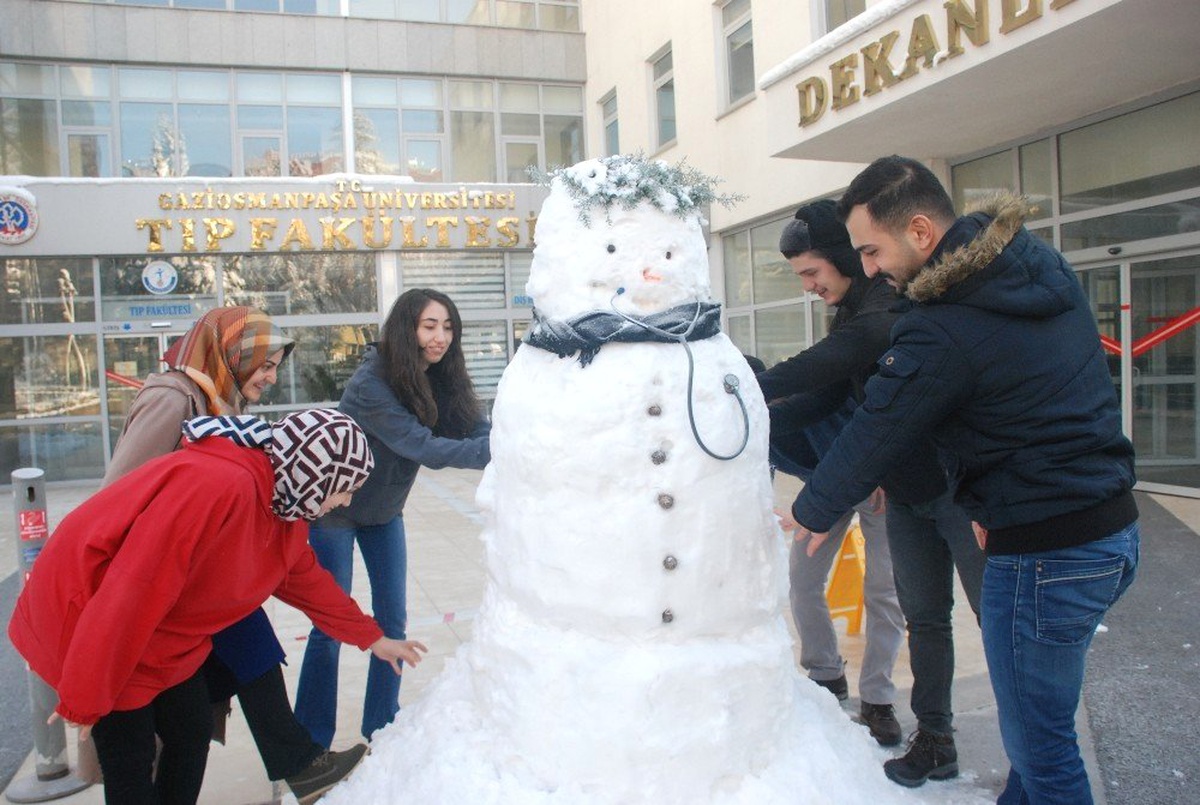 Tıp Fakültesi Öğrencilerinden Kardan Doktor