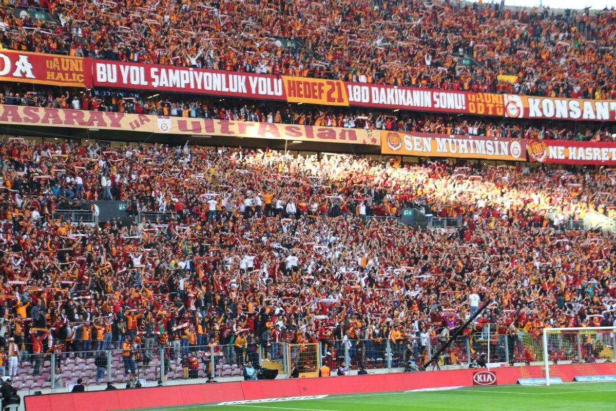 UltrAslan\'dan Galatasaray Yönetimine "Transferler Nerede?" Tepkisi