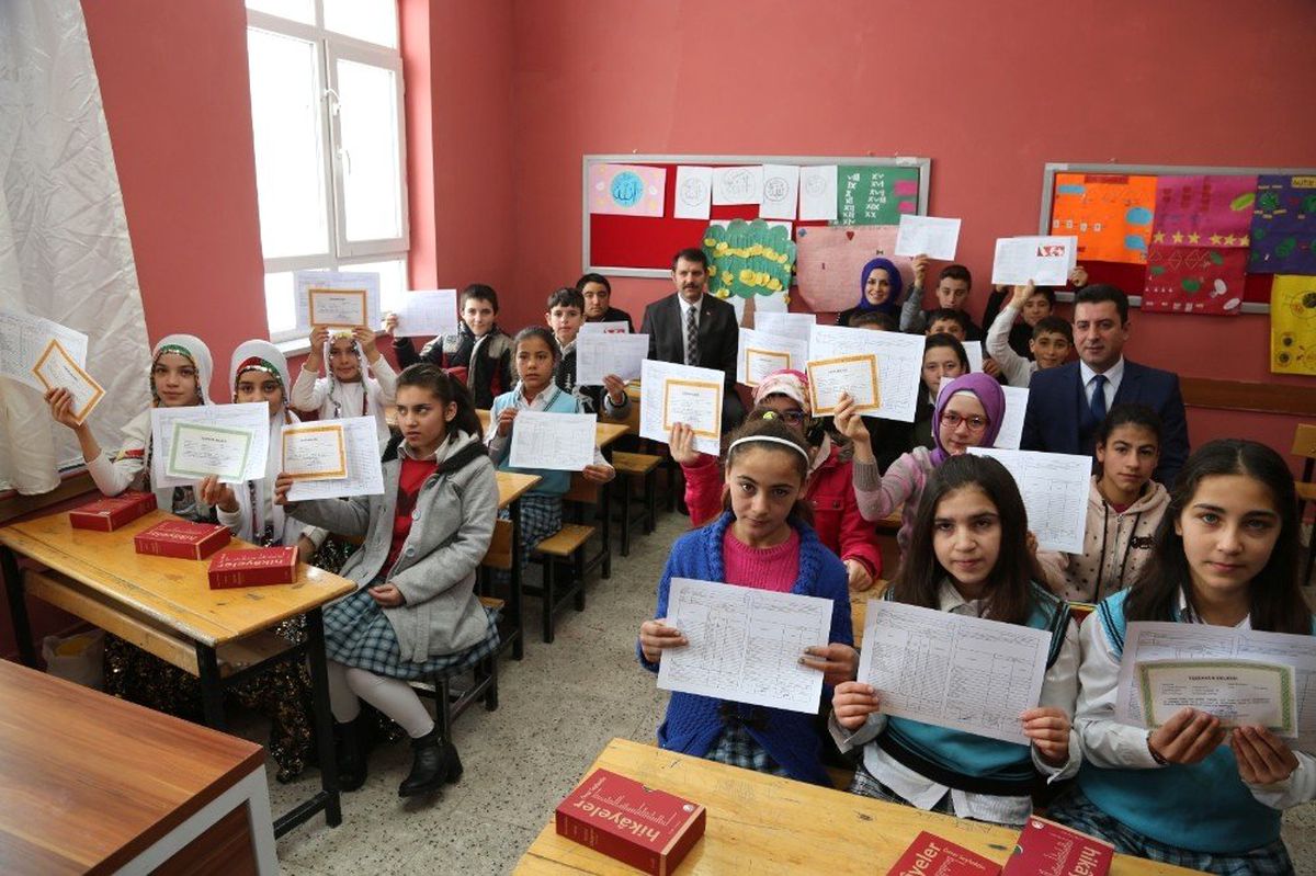 Vali Ayhan Köy Çocuklarını Unutmadı