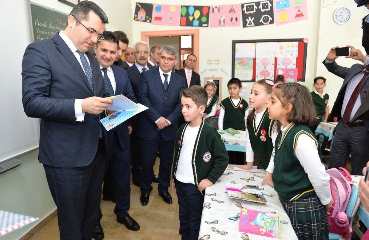 Vali Okay Memiş, Öğrencilerden Tatilde Bolca Eğlenerek, Kayak Yapmalarını İstedi
