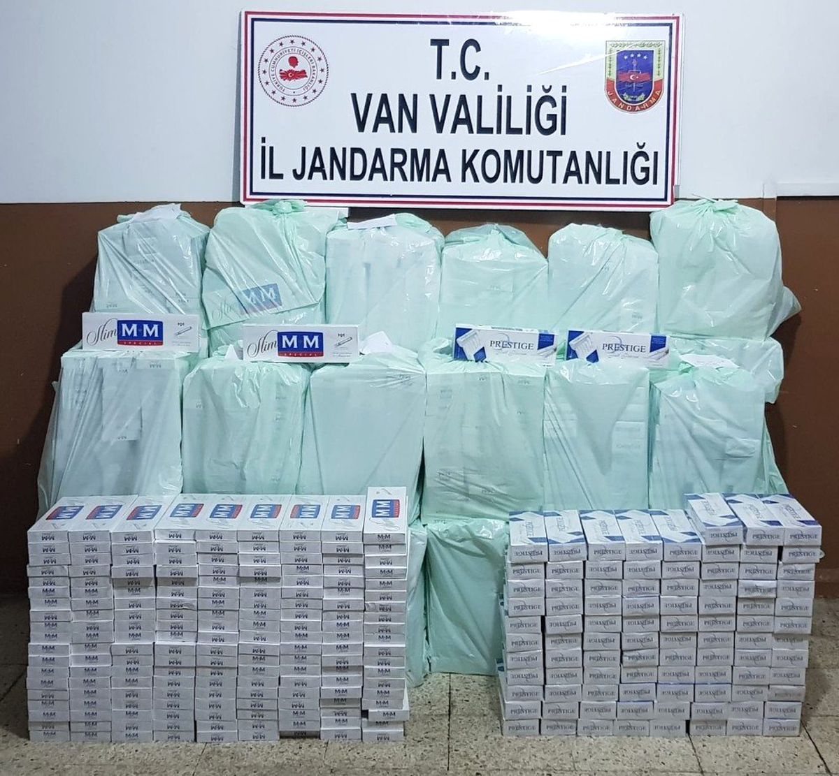 Van\'da Kaçak Sigara Operasyonu: 13 Gözaltı
