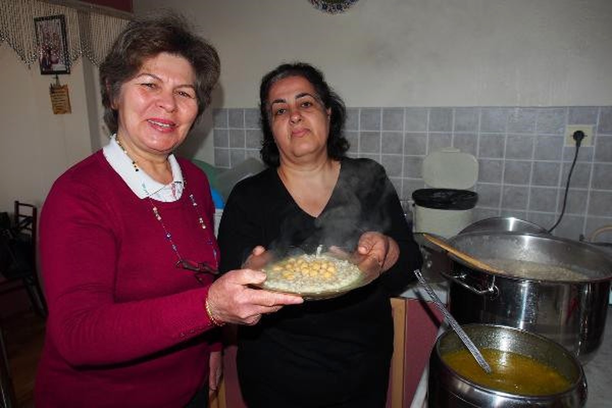 Anneler, Keşkek Yaparak Çocuk Okutuyor