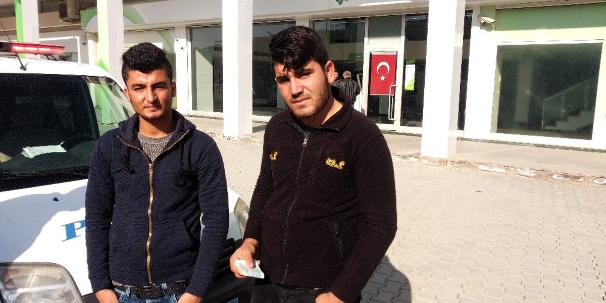 Atm\'de Buldukları Yüklü Miktardaki Parayı Polise Teslim Ettiler