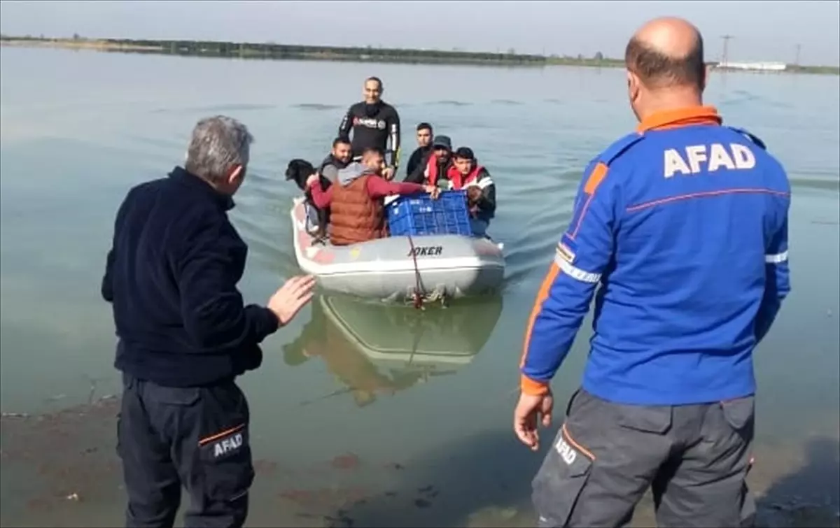 Bahçesi Sular Altında Kalan Evden Botla Kurtarıldılar