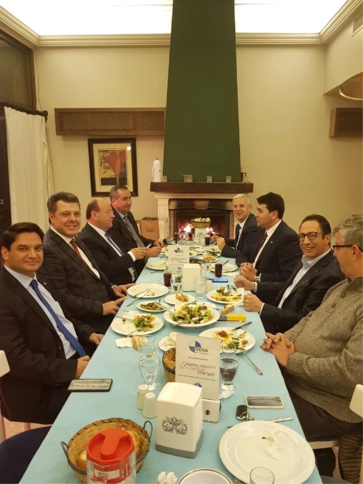 Efeler ve Söke Belediye Başkanları DP Genel Başkanı ile Kuşadası\'nda Yemekte Görüntülendi