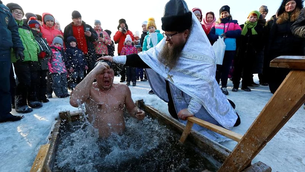 Epifani Yortusu İçin Ortodokslardan Buz Gibi Vaftiz Töreni