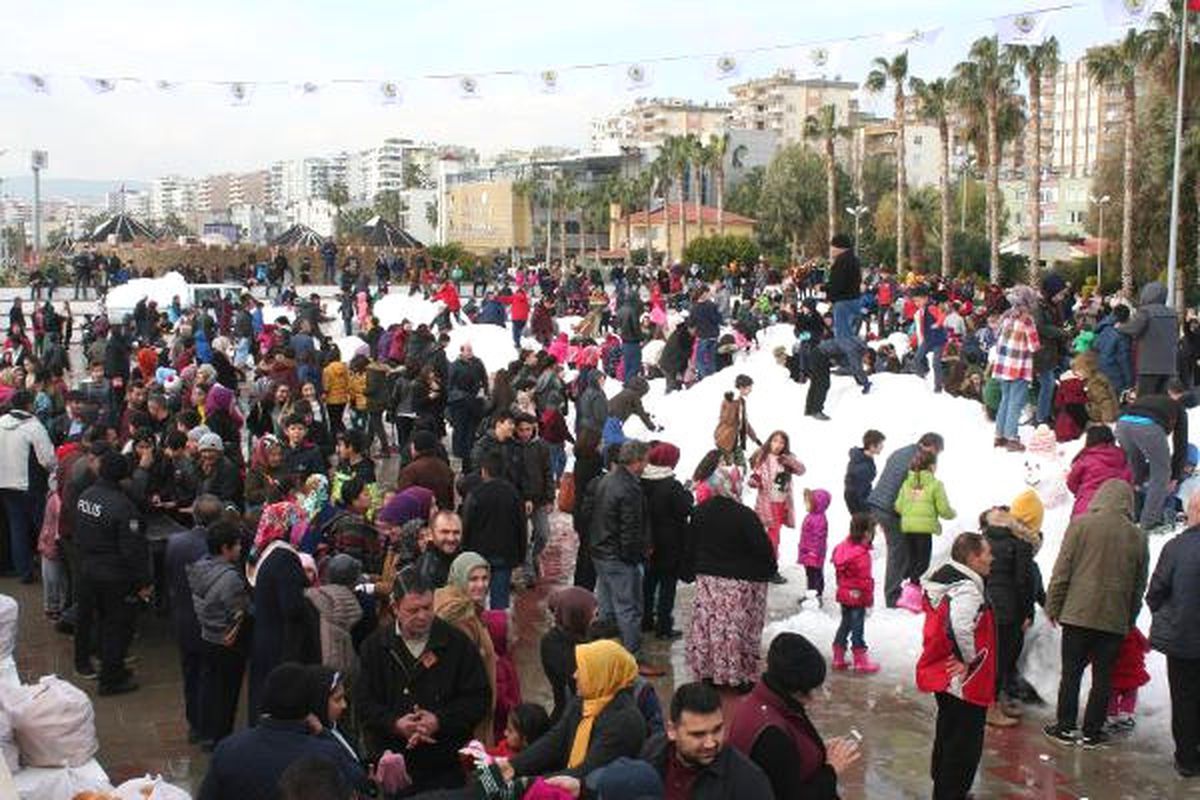 Erdemli\'de Çocuklara Karne Hediyesi 50 Kamyon Kar
