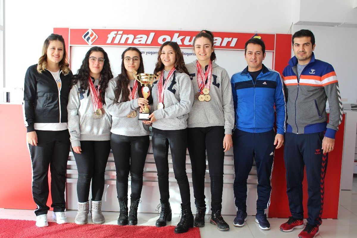Finalli Kızlar Yüzmede İl Birincisi