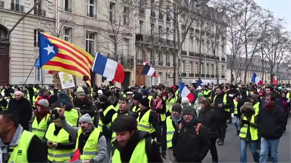 Fransa\'da Sarı Yelekliler Yeniden Sokaklarda