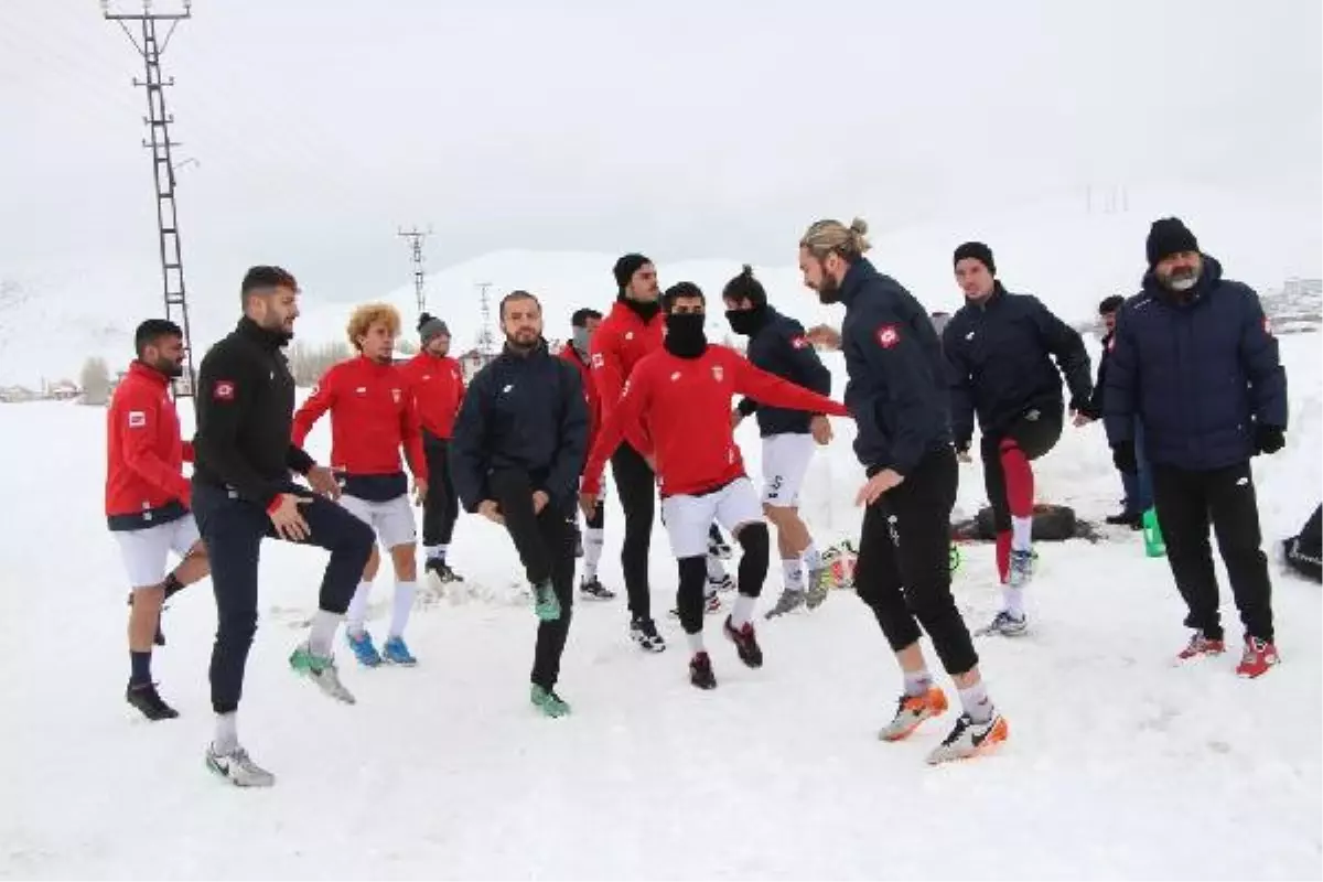 Futbolcular, Eksi 20 Derecede Lastik Yakarak İdman Yapıyor