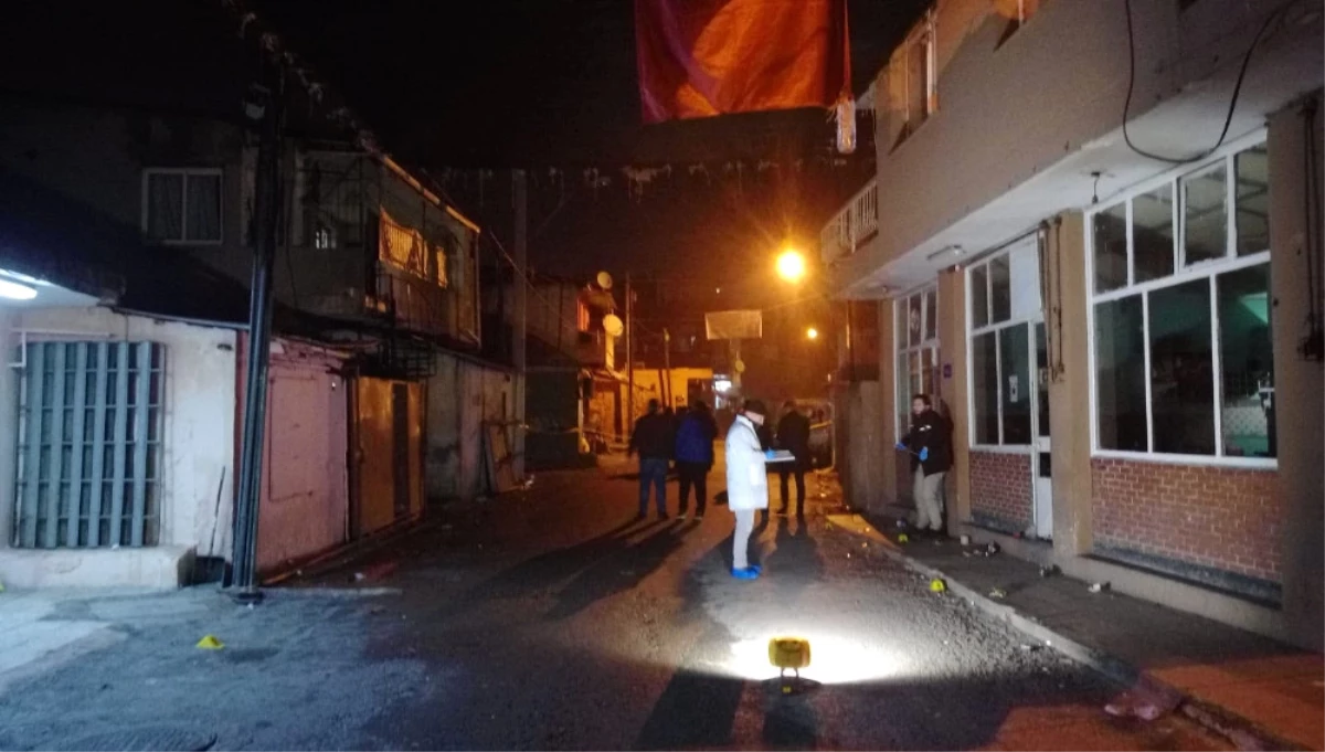 İzmir\'de Sokak Ortasında Kadın Cinayeti