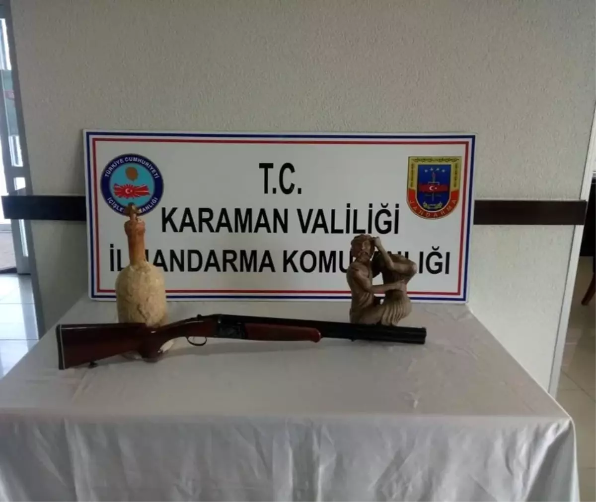 Jandarma, Otomobilde Tarihi Eser ile Tüfek Ele Geçirdi