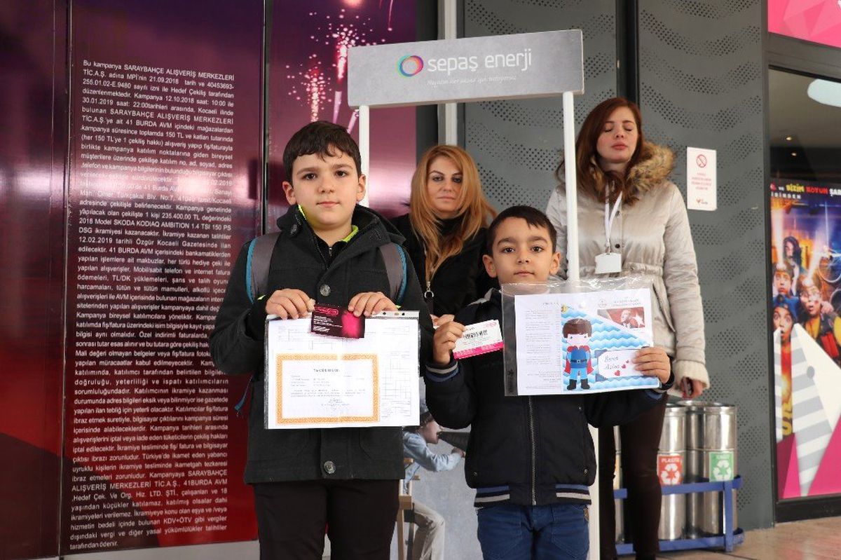 Karnesini Getiren Çocuklar Ücretsiz Sinema Biletini Kaptı