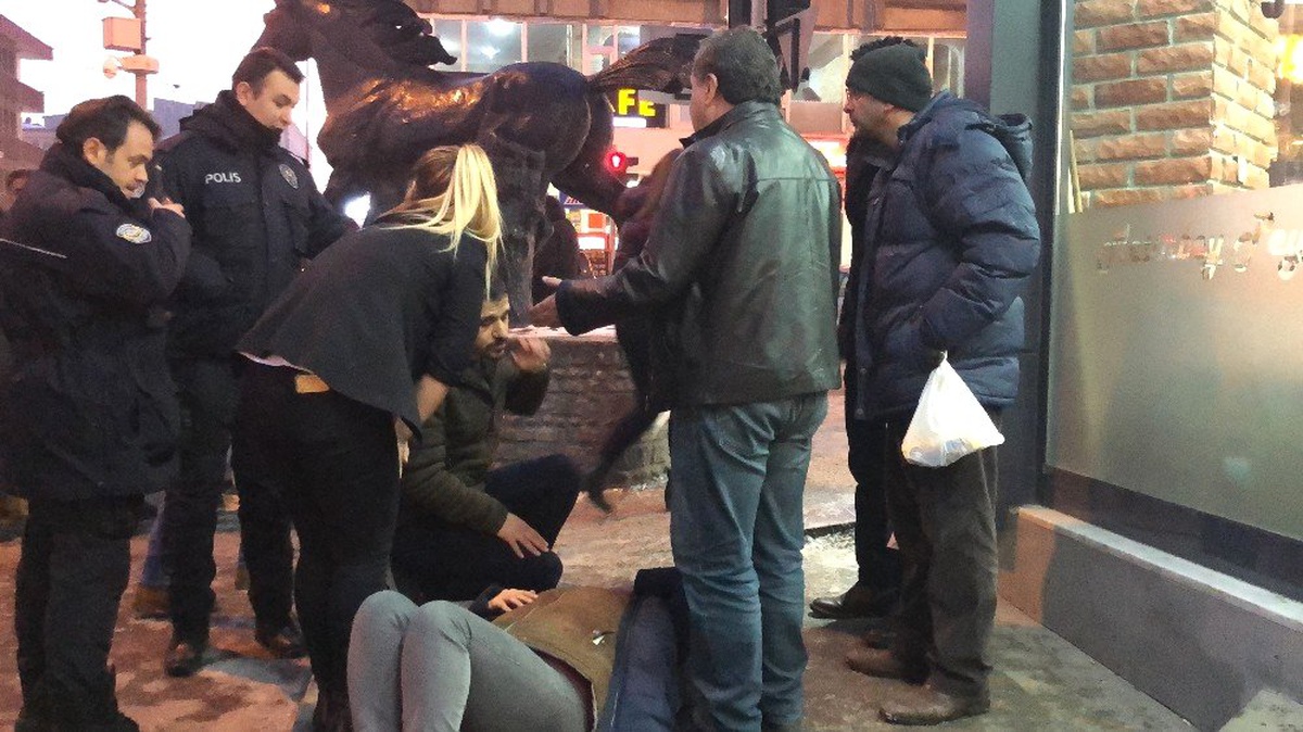 Kars\'ta Buz Tutan Kaldırımda Kayarak Düşen Kadın Hastanelik Oldu