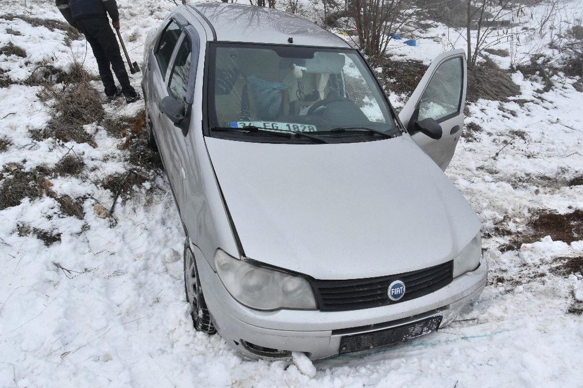 Kastamonu\'da Siste Kontrolden Çıkan Otomobil Tarlaya Uçtu: 3 Yaralı