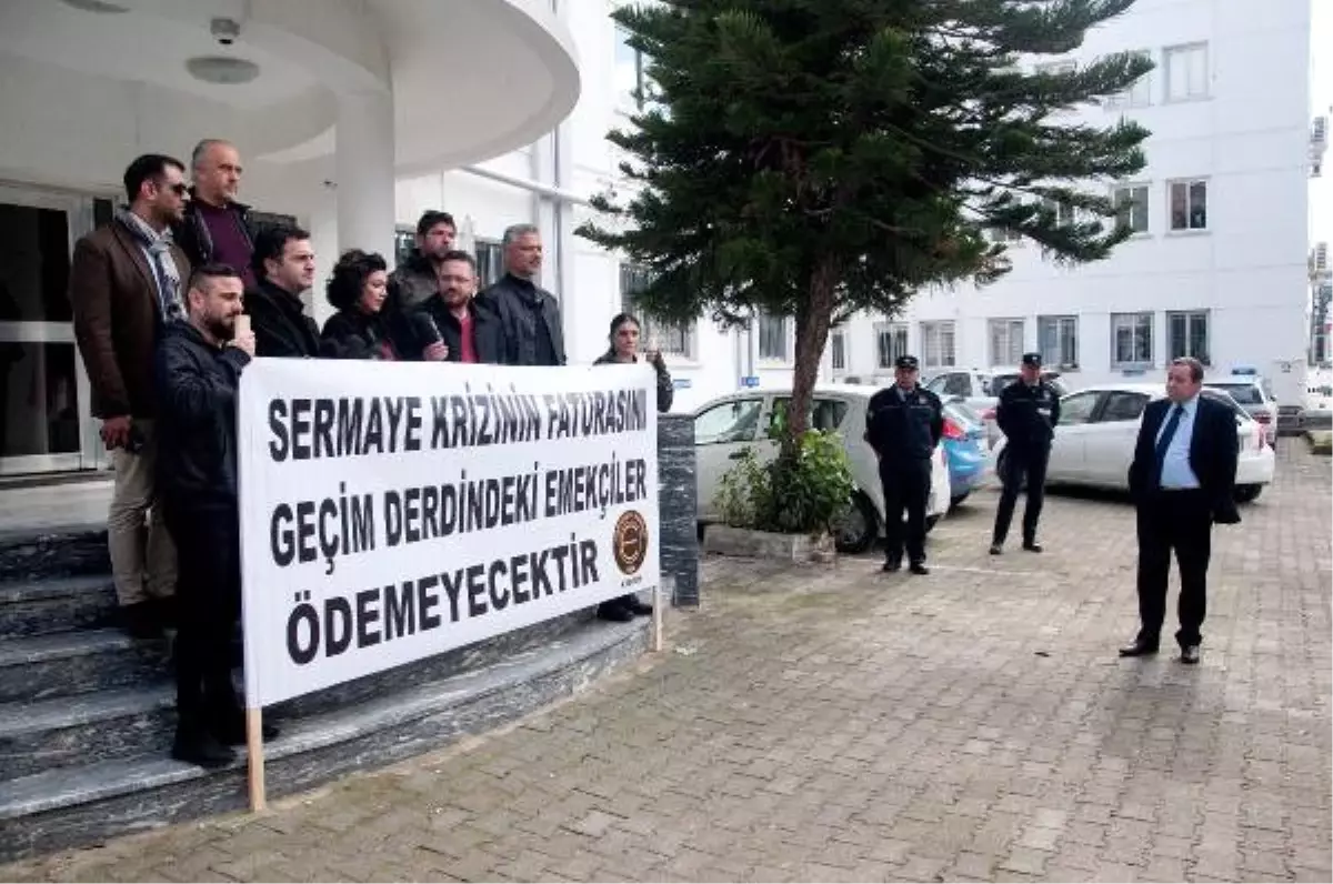 KKTC\'de Sendika Üyeleri Eylem Yaptı, Bakan Denktaş İzledi