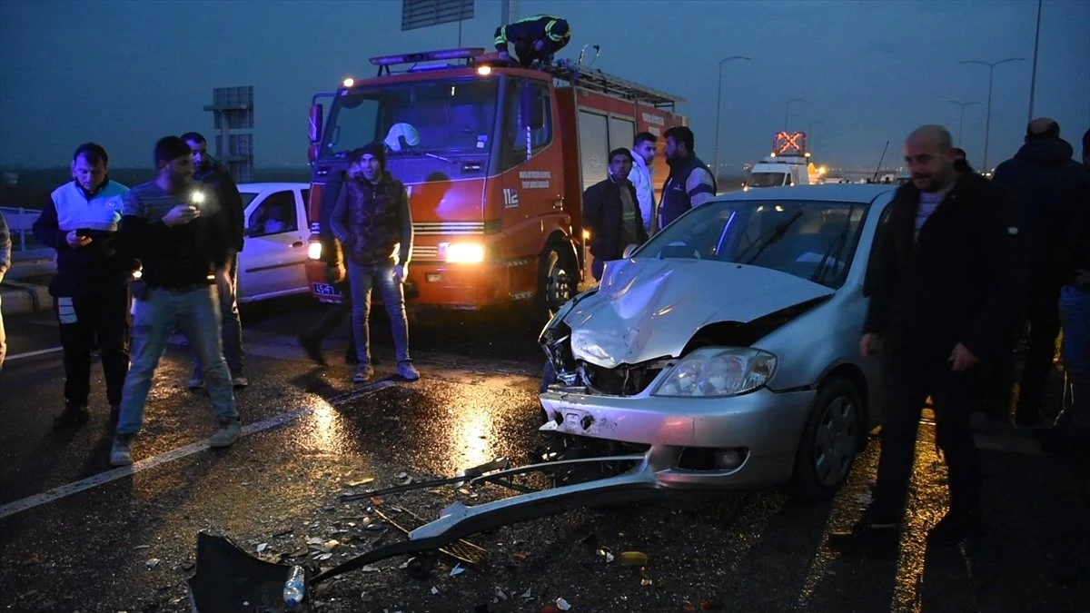 Manisa\'da İki Otomobil Çapıştı: 7 Yaralı