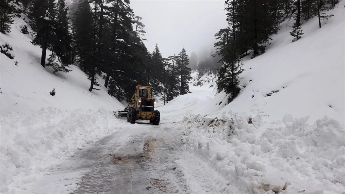 Muğla\'da Kardan Kapanan Yollar Ulaşıma Açılıyor