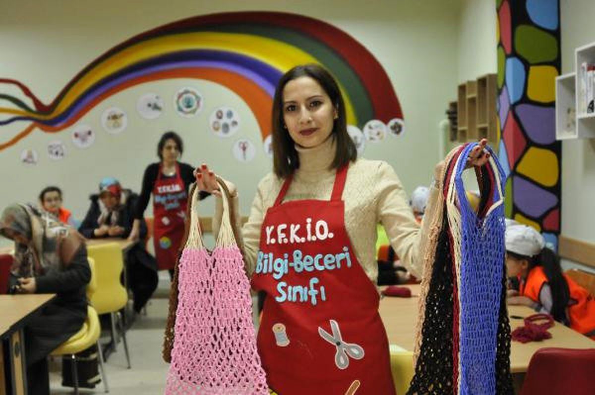 Öğrenciler, Anneleriyle Birlikte Pazar Filesi Örüyor