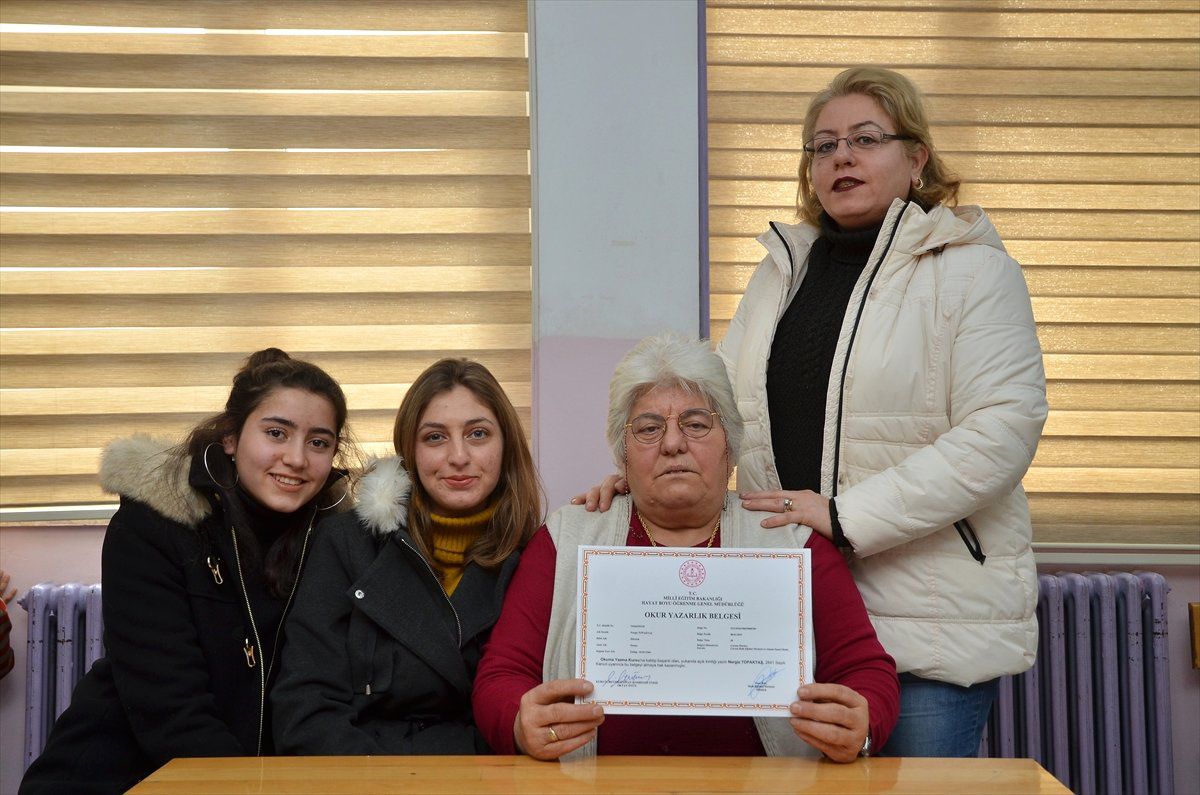 Okuma Yazma Seferberliğinde Karne Heyecanı