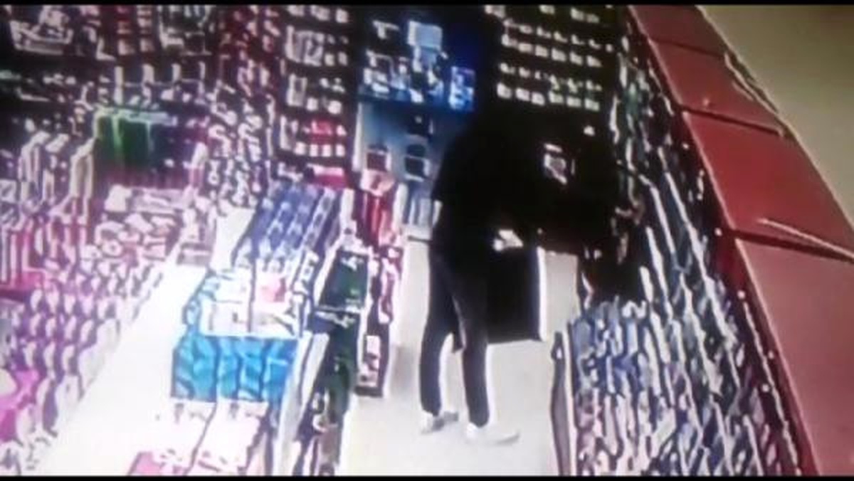 Oyun Cd\'lerini Çalarken Güvenlik Kamerasına Yakalandı