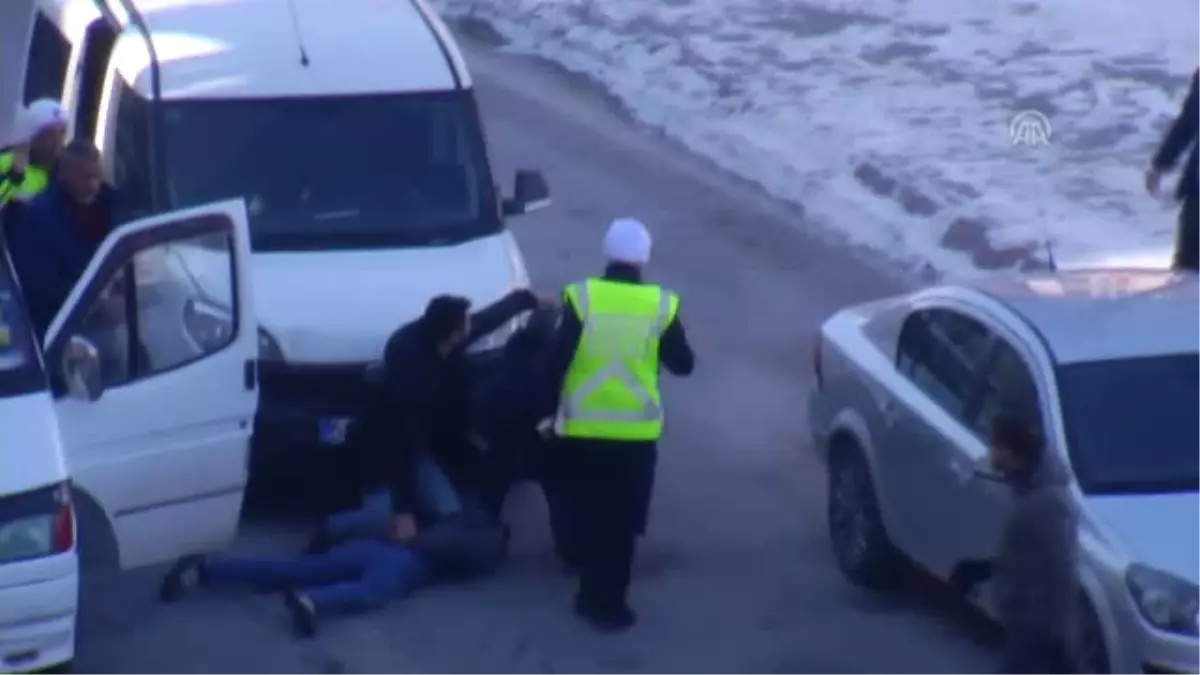 Polis Aracına Çarpıp Kaçan Şüpheliler Yakalandı