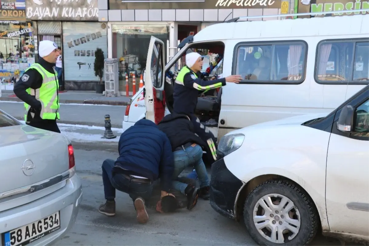 Polis Otosuna Çarpıp Kaçan Sürücü, Trafiği Birbirine Kattı