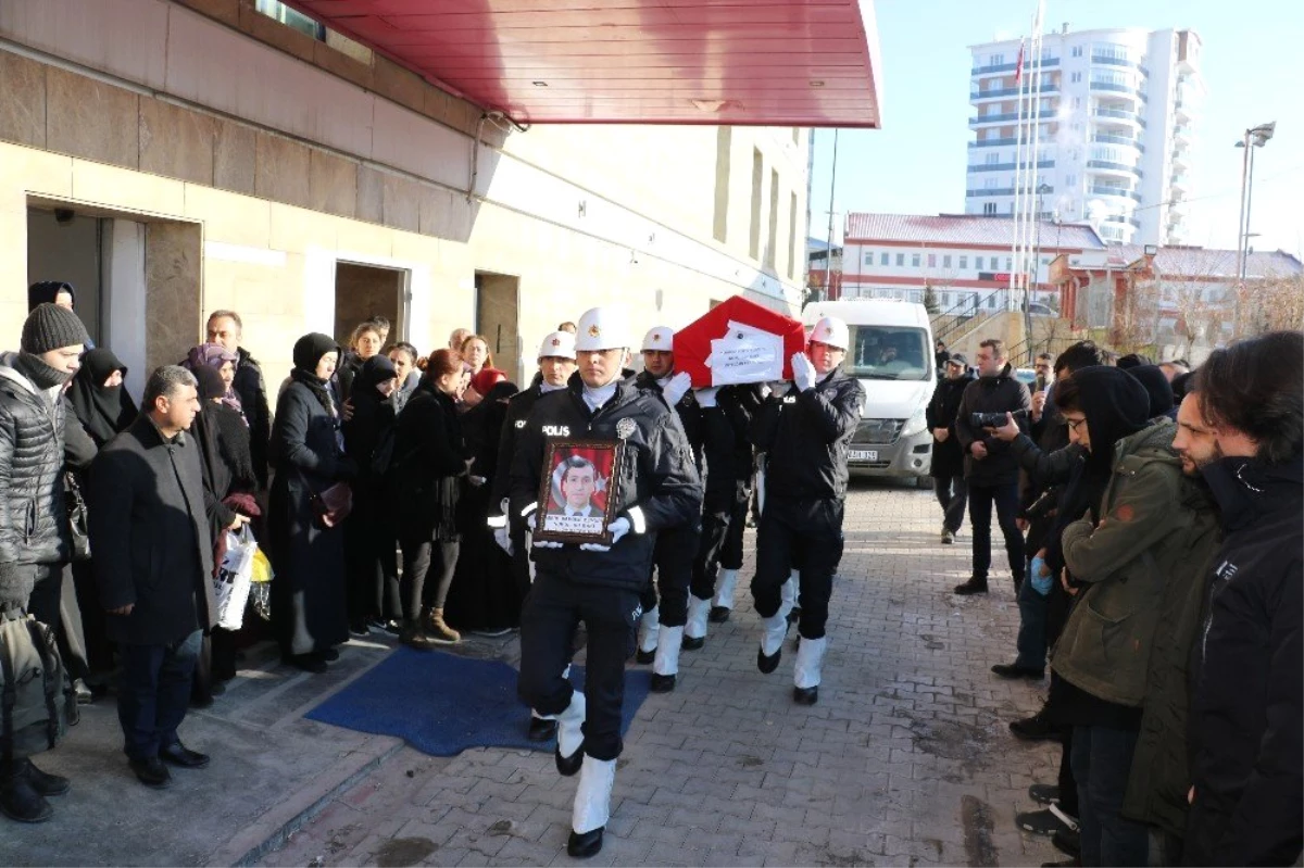 Sivas\'ta Vefat Eden Polis Memuru, Meslektaşları Tarafından Uğurlandı