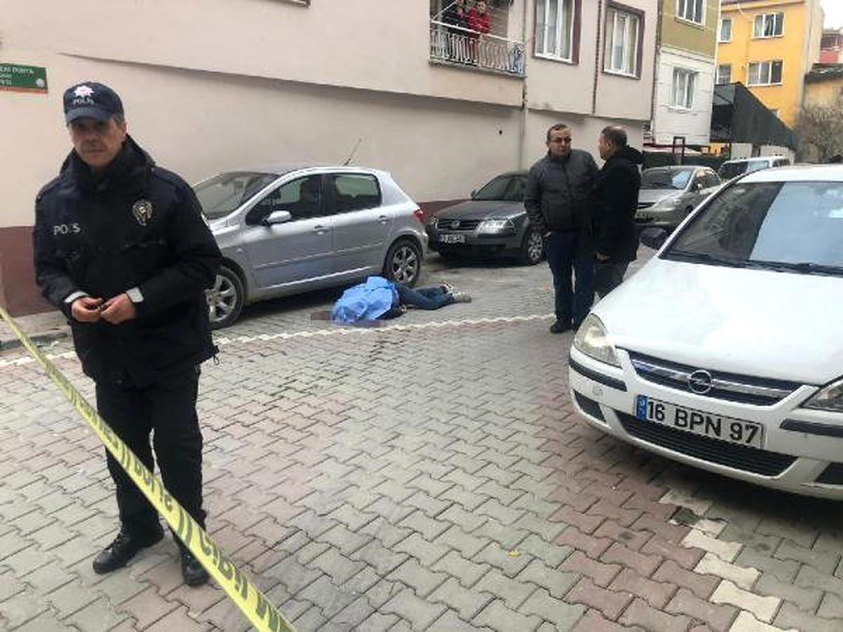 Sokakta Yürürken Başından Vurulup, Öldürüldü