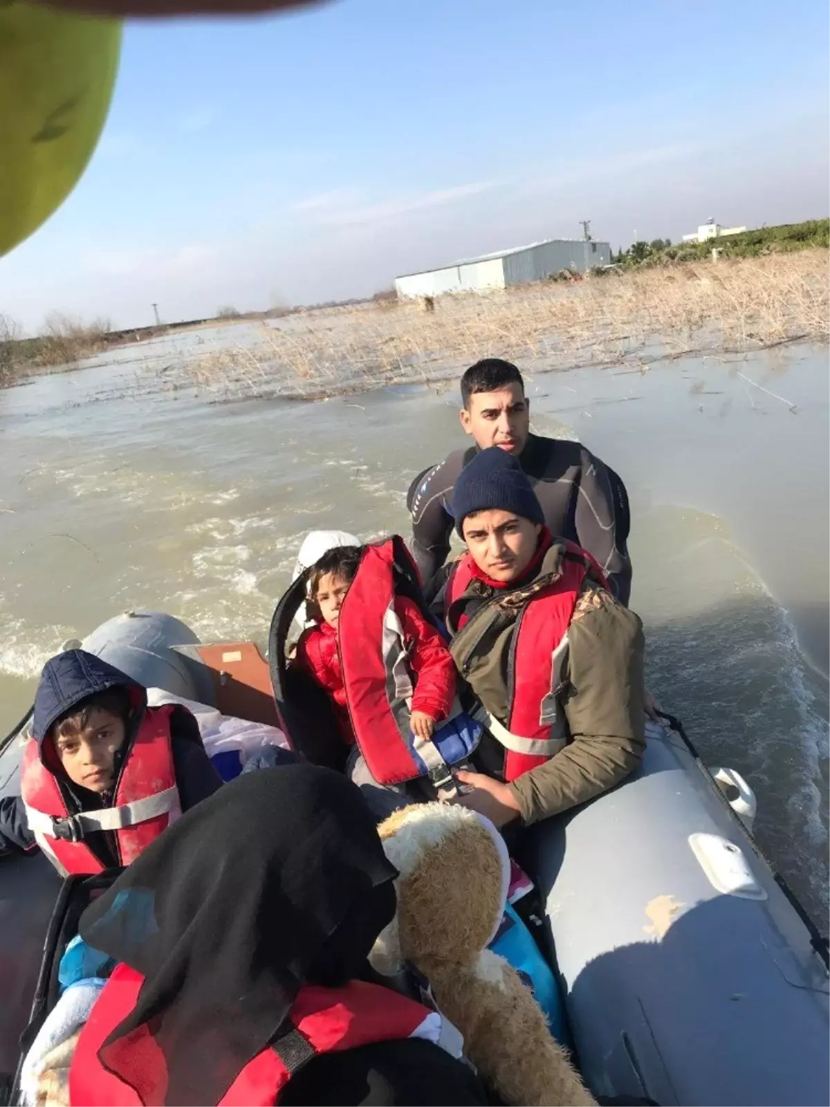 Su Basan Bahçe Evinde Mahsur Kalan Suriyeliler Afad Ekiplerince Botla Kurtarıldı