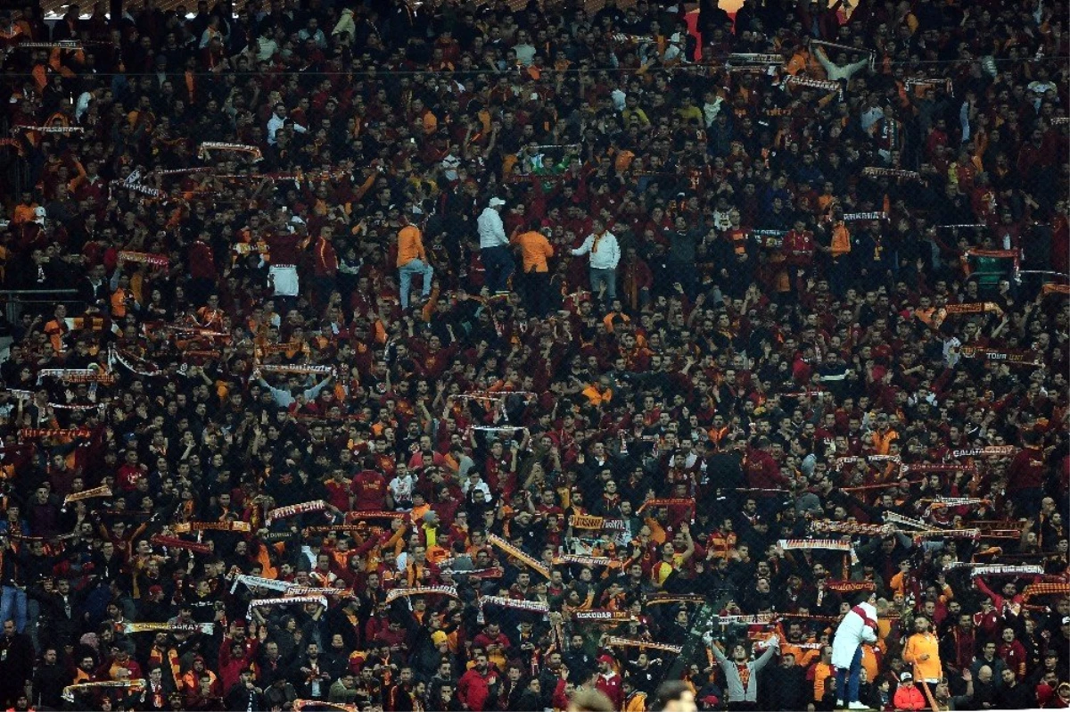 Galatasaraylı Taraftarlar, "Forvet İstiyoruz" Tezahüratında Bulundu