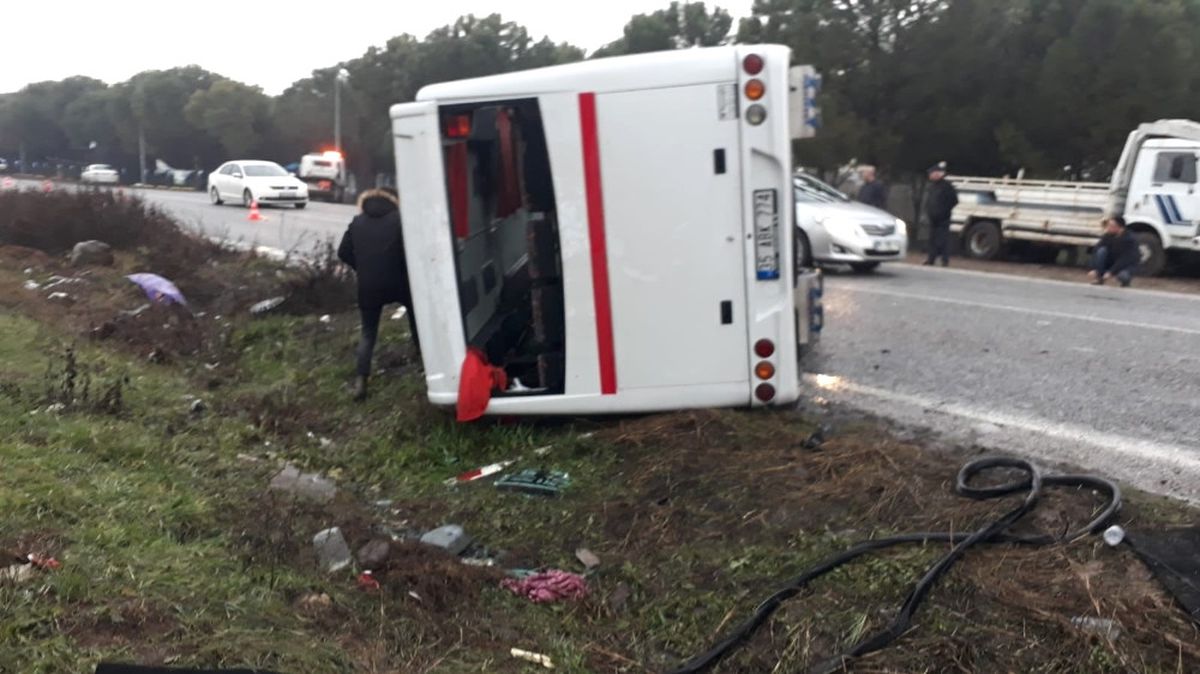 Tarım İşçilerini Taşıyan Otobüs Devrildi: 17 Yaralı