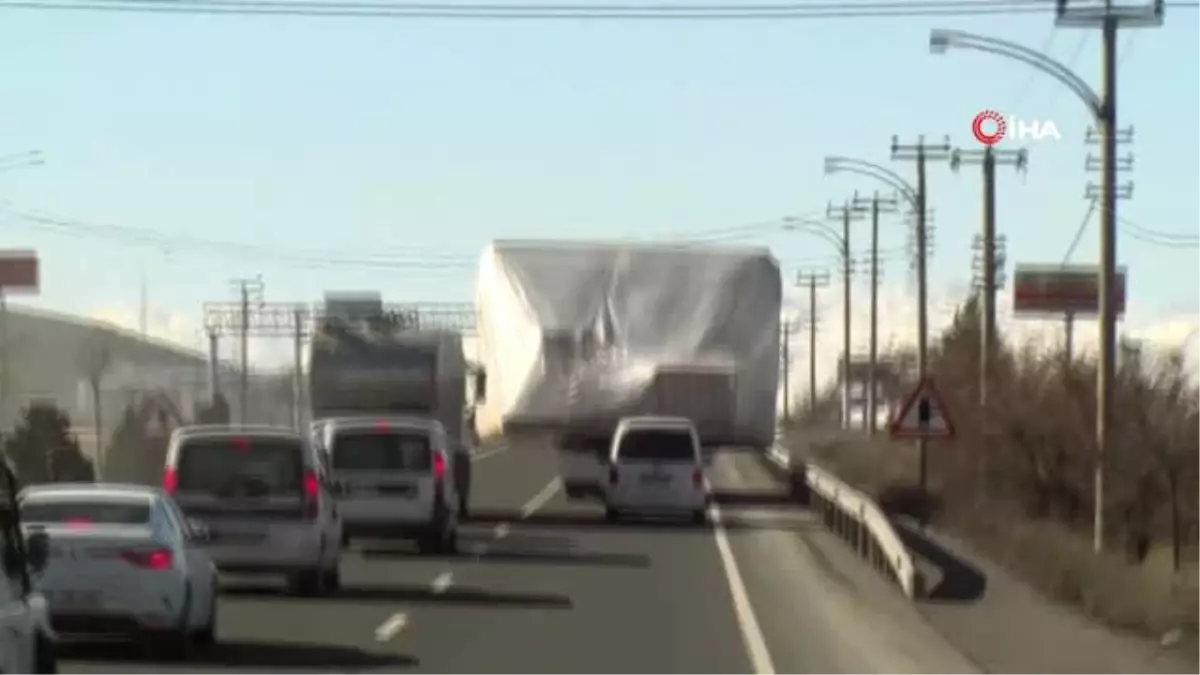 Tır\'ın Kasasından Taşan Yük, Yolu Trafiğe Kapattı