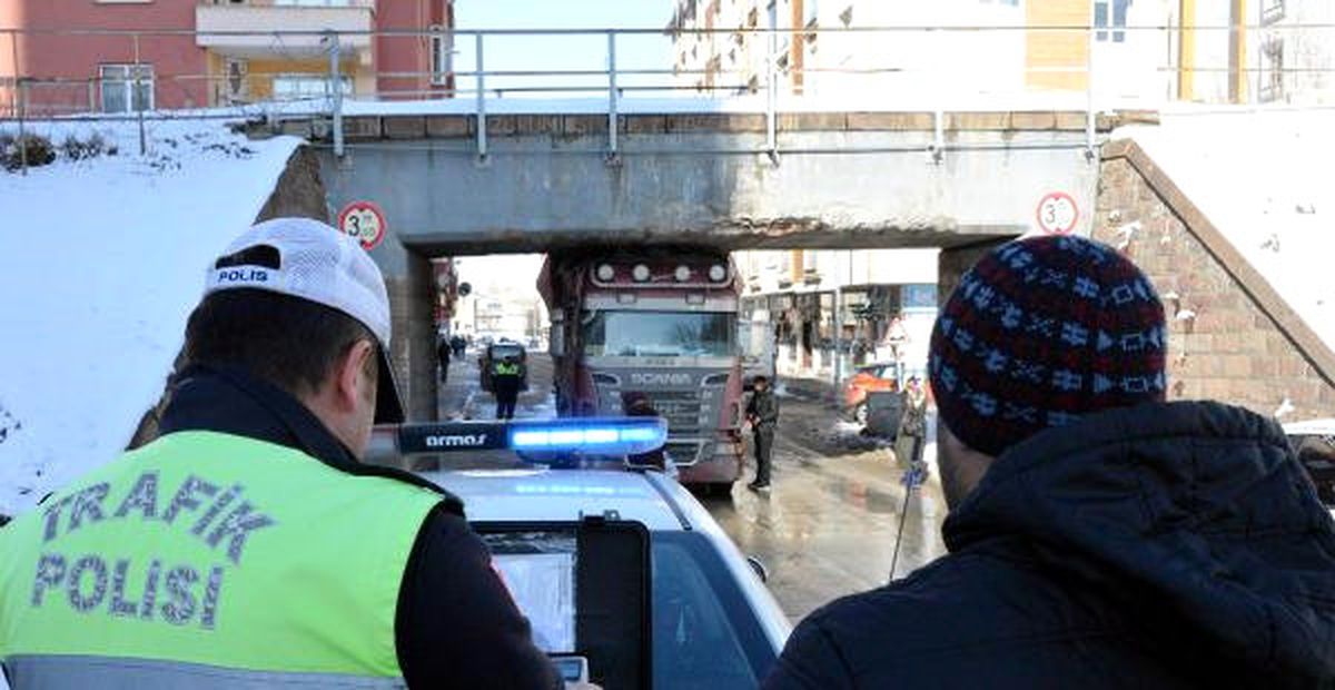Tır Köprüye Sıkıştı