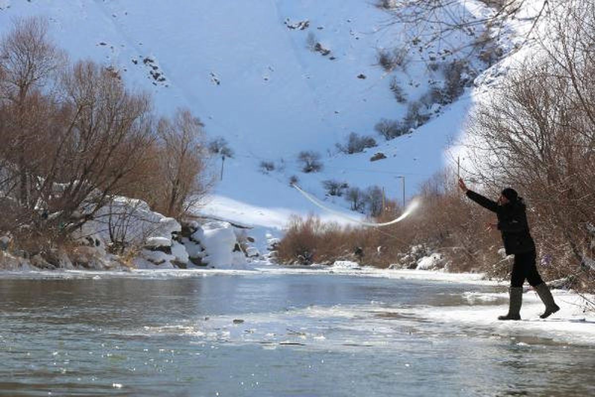 Yüksekova\'da Eksi 20 Derecede Balık Avı