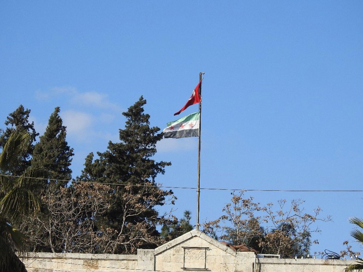 Afrin\'de Bir Yıl Önce Asılan Türk Bayrağı Dalgalanmaya Devam Ediyor