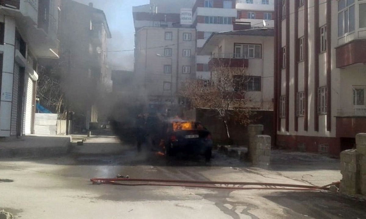 Alev Topuna Dönen Araçtan Son Anda Kurtuldular