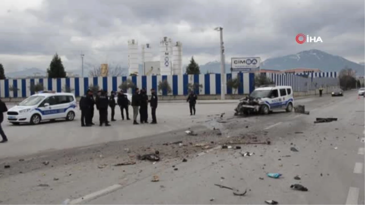 Denizli\'de Polis Aracı ile Çöp Kamyonu Çarpıştı 2 Polis Yaralandı