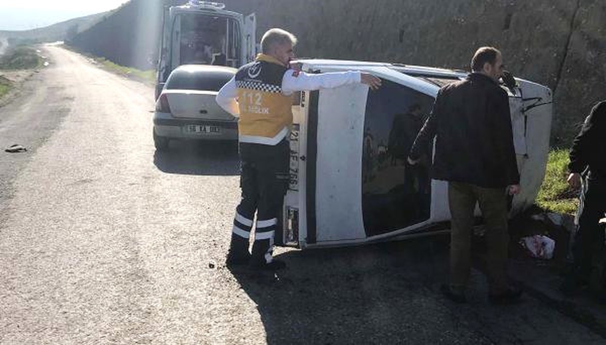 Diyarbakır\'da Otomobil Takla Attı: 4 Yaralı