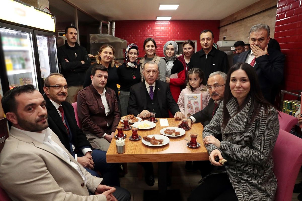 Erdoğan Vatandaşlarla Çay İçip Simit Yedi