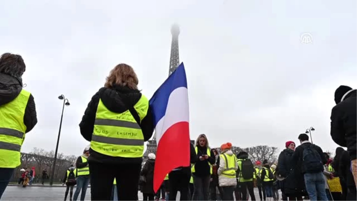 Fransa\'da "Sarı Yelekli Kadınlardan" Gösteri