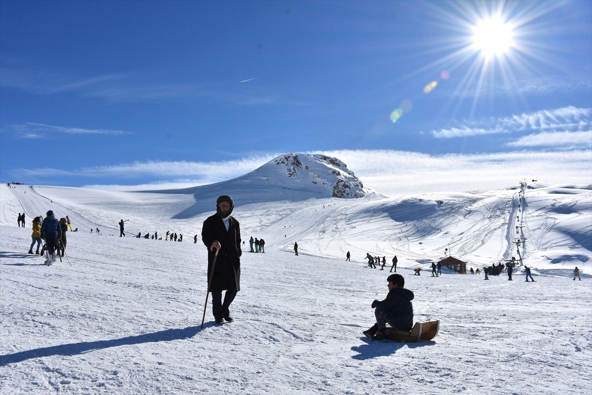 Hakkari\'de 2 Bin 800 Rakımda Kayak ve Piknik Keyfi