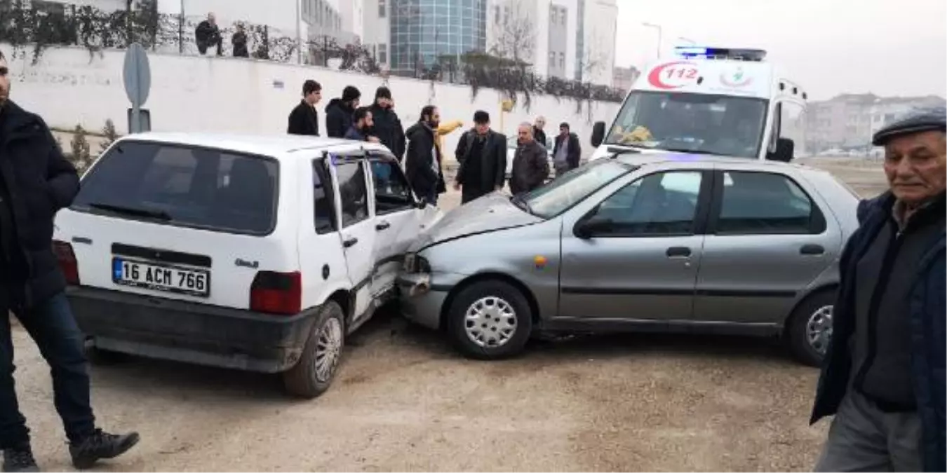 Hastane Önünde 2 Otomobil Çarpıştı: 3 Yaralı