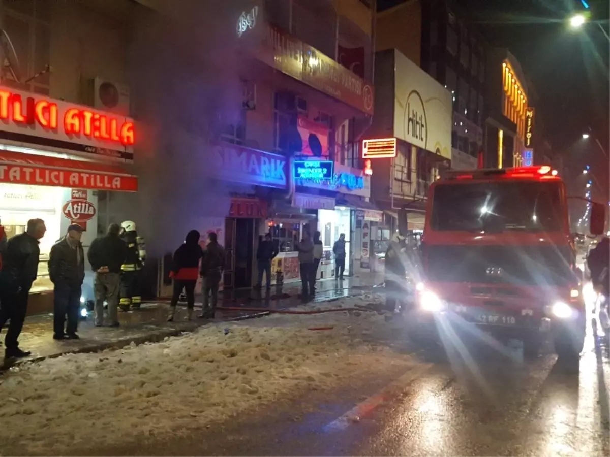 İş Merkezinde Yangın Çıktı, Tatlıcı Tatlılarını Kaçırdı